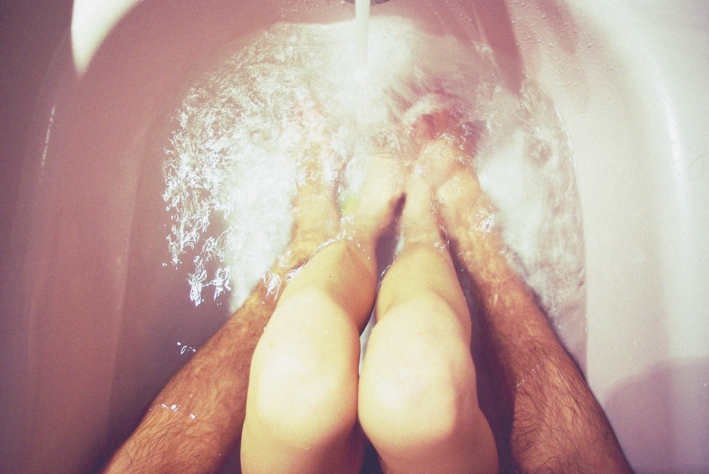 Толстая москвичка раздирает киску пальцами сидя в ванной